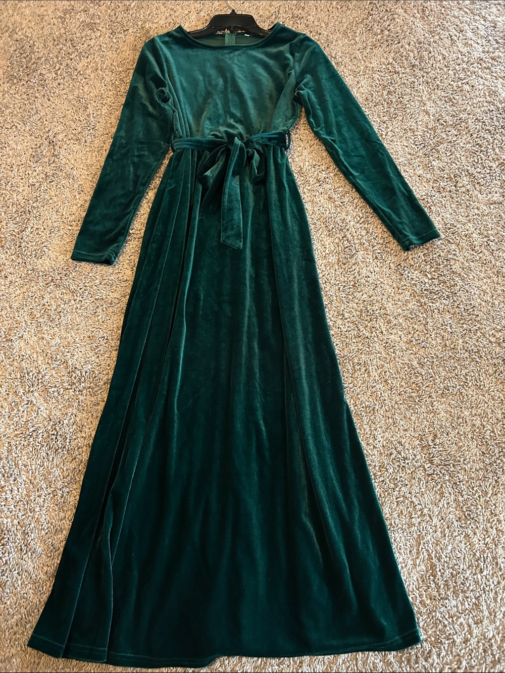 Long-Sleeve Emerald Velvet Maxi Dress with Waist Tie